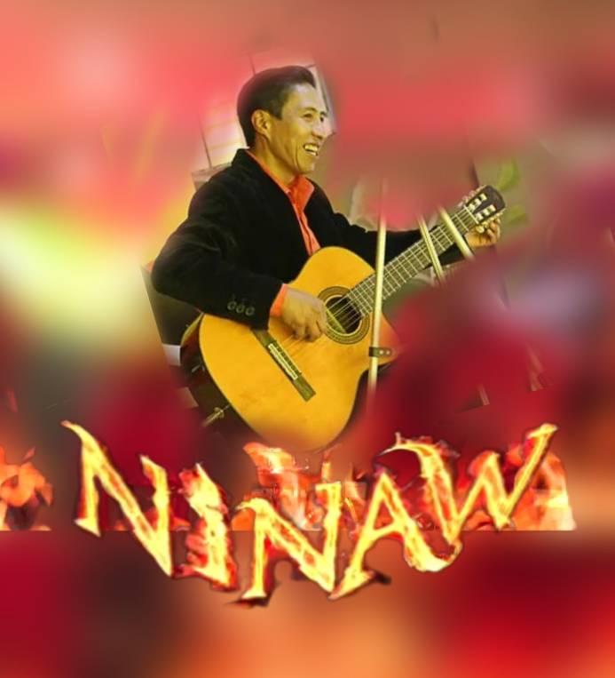 Musicos en escenario con luces calidas